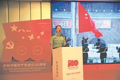 年过40岁,请放弃小脚裤+紧身衣,看美女姐姐这么穿,大气减龄